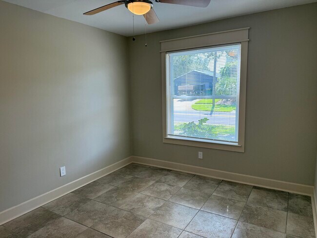 Building Photo - 703 N Lakeside Dr