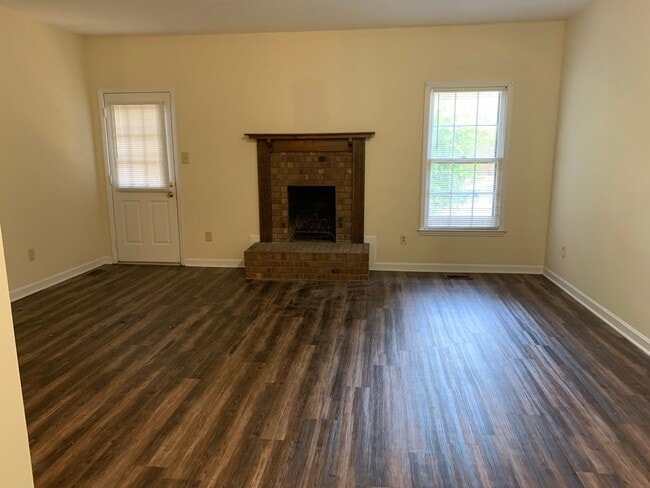 Building Photo - 2 brm 2 bath Duplex, washer/dryer hook up, NEW COUNTERTOPS.  Pets negotiable