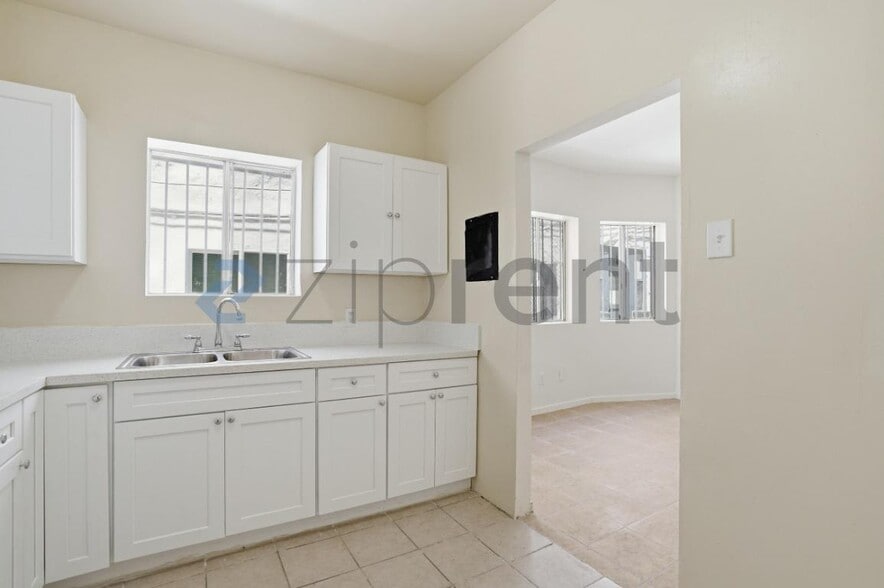 Building Photo - 1513 W 12th Pl