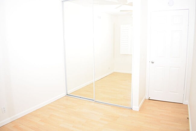 Building Photo - Flooring throughout 3 bd 2.5 ba Condo (San Diego, 92122)