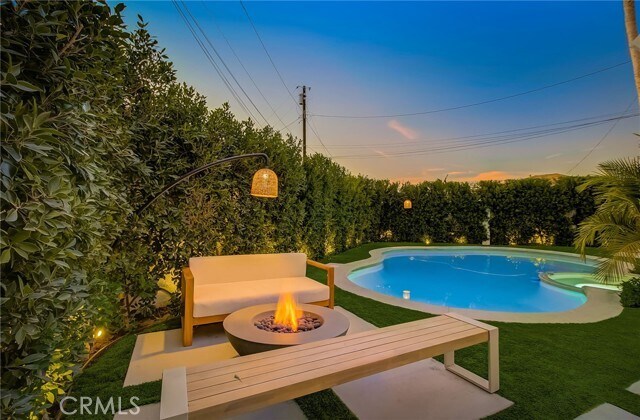 Building Photo - 8161 Encino Ave