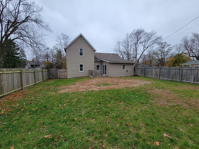 Building Photo - 916 W Hillside St