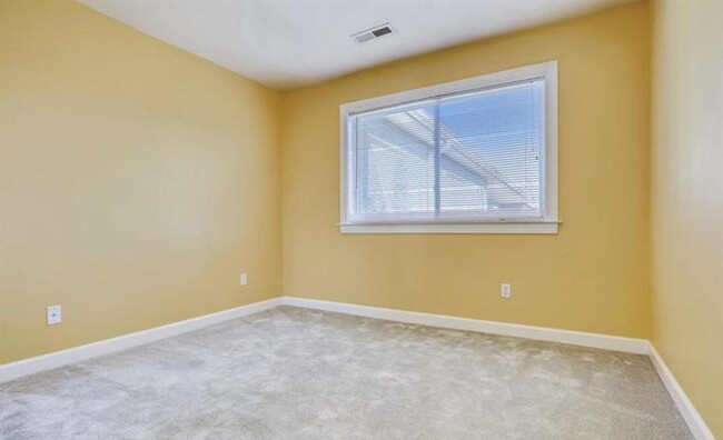 Building Photo - Lovely 2 BR/1 BA Condo in Benning Ridge!