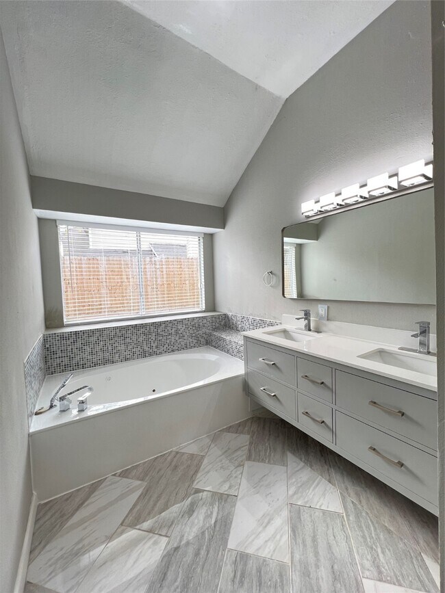 Building Photo - 10123 Early Spring Dr