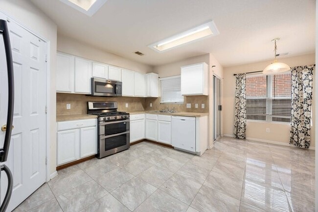 Building Photo - Great Location, wonderful Schools, 1 Block...