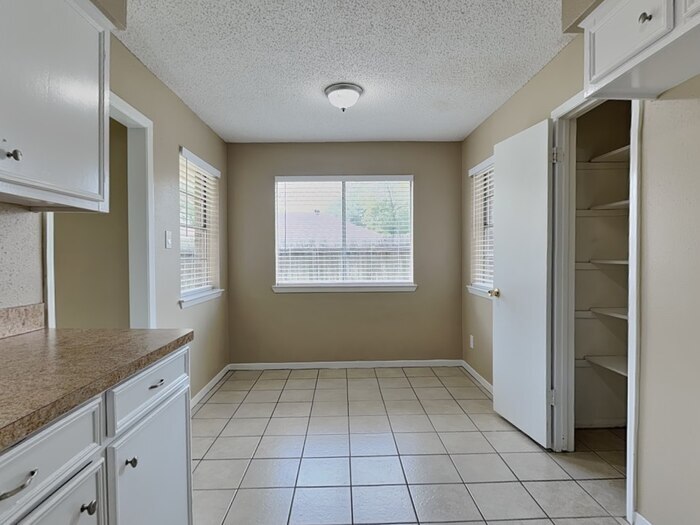 Building Photo - 22311 Meadowgate Dr