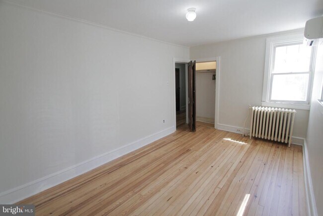 Building Photo - 804 W 21st St