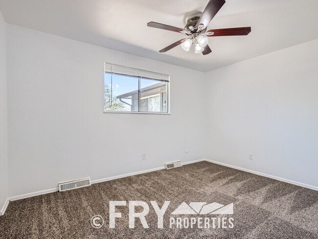 Building Photo - Updated large 2bed/1bath