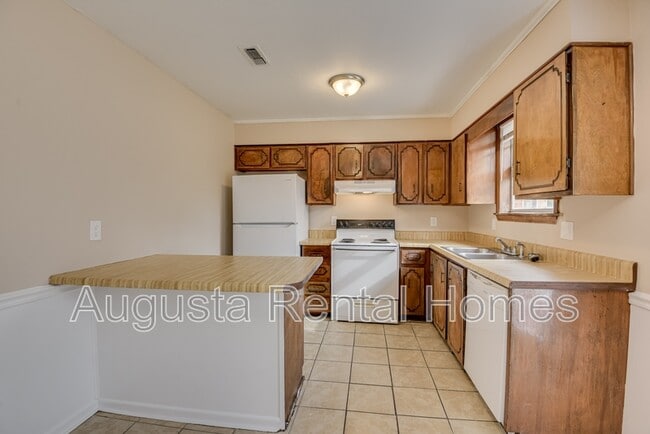 Building Photo - 3859 Fairington Dr