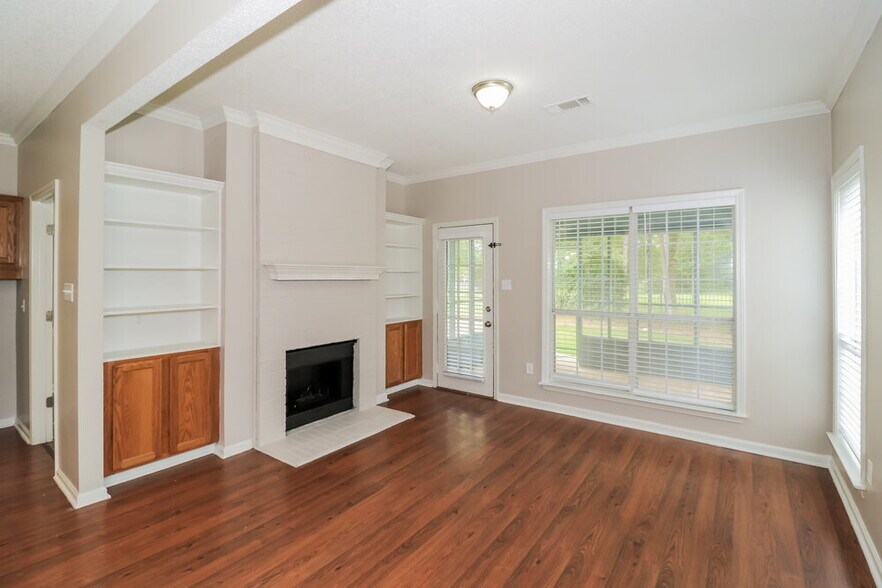 Building Photo - 10076 Woodland Grove Dr