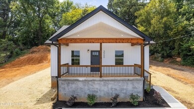 Building Photo - 3900 Lilac Ave