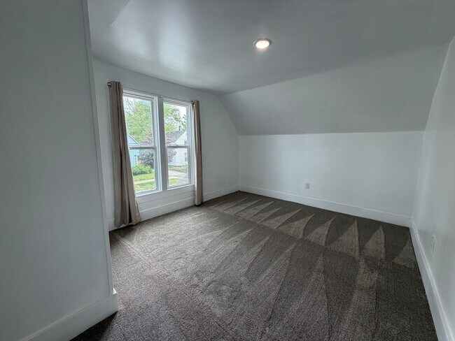 Building Photo - 4 Bedroom updated home in Grand Rapids
