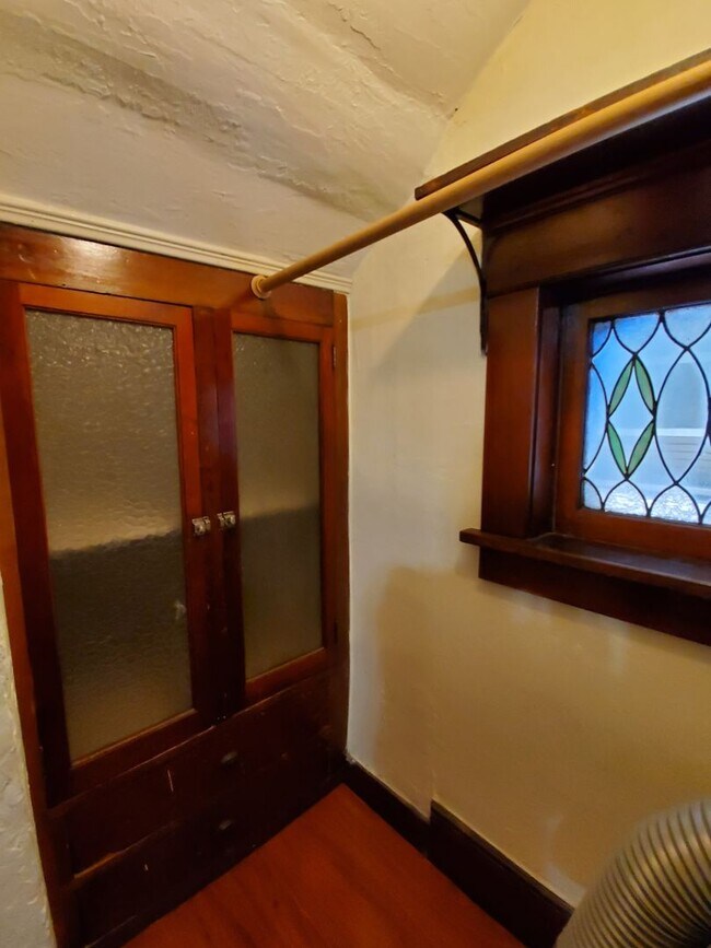 Building Photo - 1 br Downtown Charmer