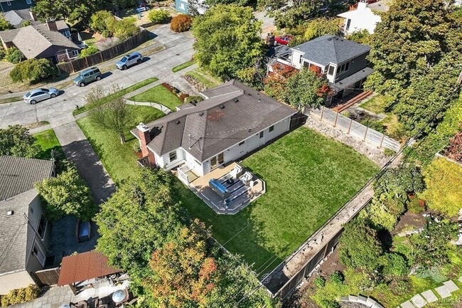 Building Photo - 5606 59th Ave NE