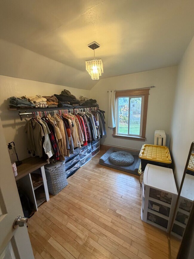 Building Photo - AVAILABLE December! - 3 Bed 1 Bath Home!