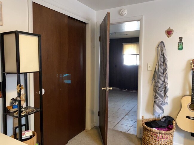 Building Photo - STUDENTS WELCOME! Sprawling 6 Bed / 3 Bath Home Near College and Drake