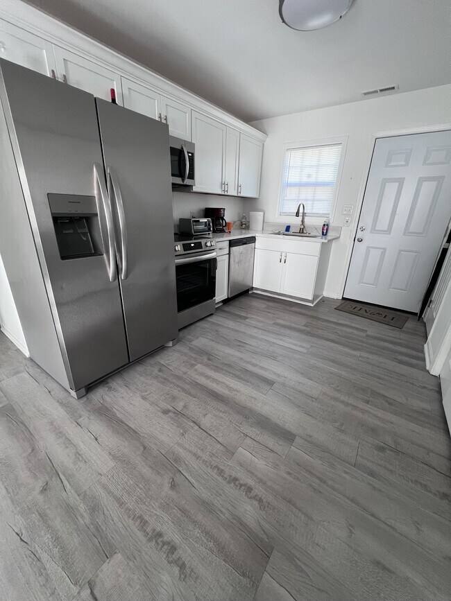 Building Photo - 902 Hanson St