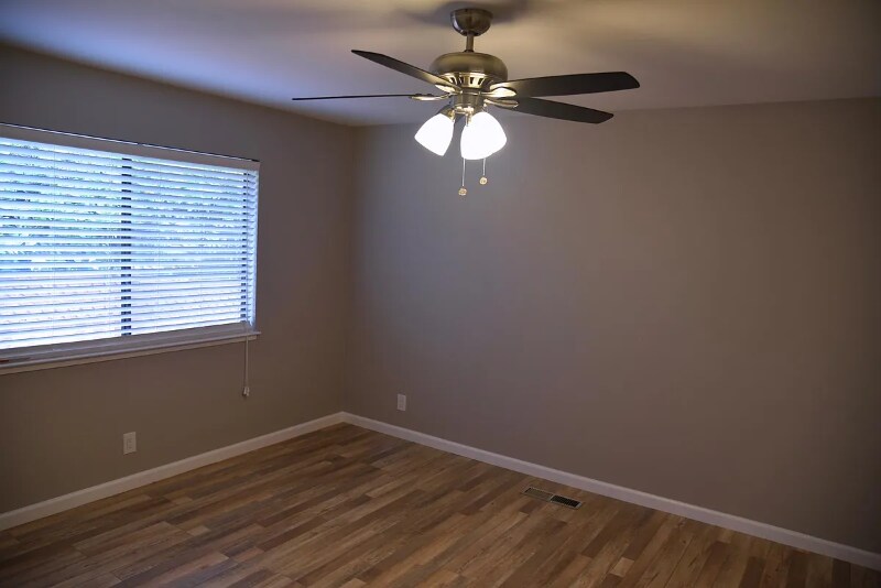 Building Photo - 1600 Main St