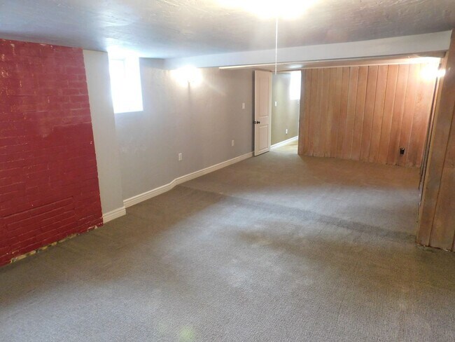 Building Photo - 930 Ouray Ave