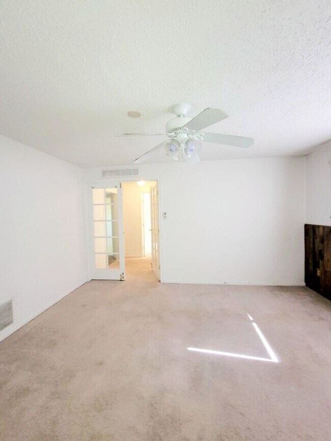 Building Photo - 4 bedroom home with fenced back yard!