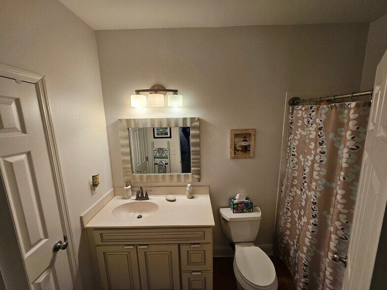 hall bath - 140 Veracruz Dr