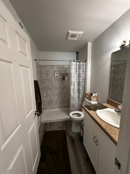 Building Photo - 5565 Canoga Ave
