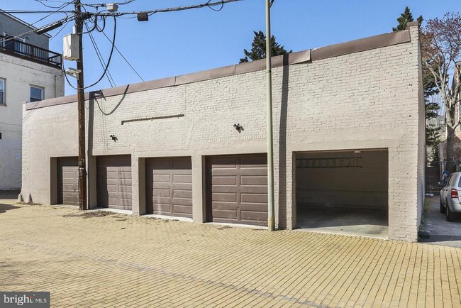 Building Photo - 615 3rd St NE