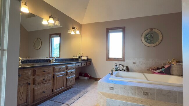 Building Photo - 1360 Hunter Cir
