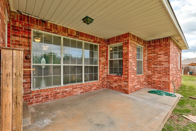 Building Photo - 1605 Silver Oak Dr