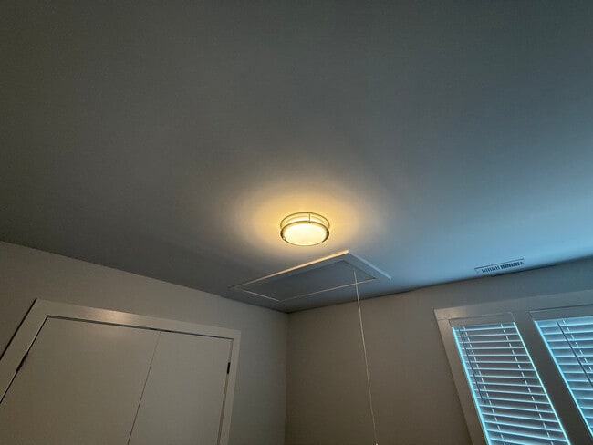 Building Photo - Room in House on S Alston Ave