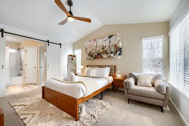 Building Photo - 2 BDR Gorgeous Updated Townhome with Huge Garden