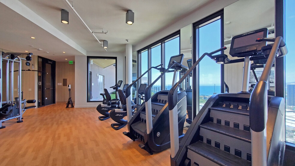 Building Photo - 987 Queen St