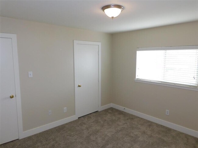 Building Photo - 6143 Settlers Lake Cir W