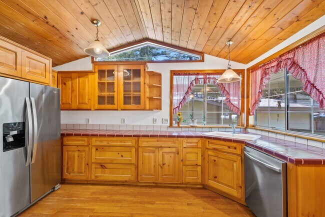 Building Photo - 475 Riverview Dr