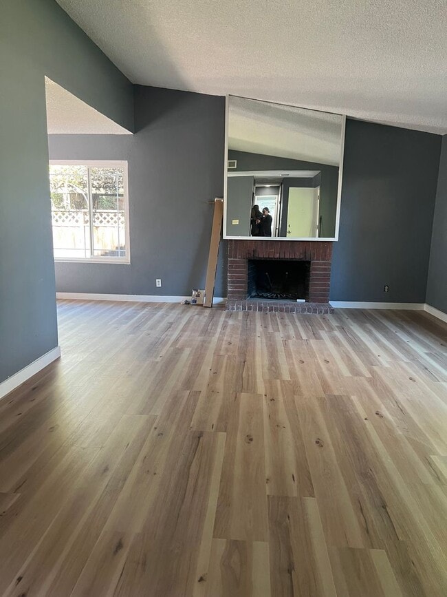 Building Photo - 4Bedroom House