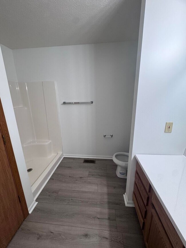 Building Photo - 5 Bd 2.5 Ba