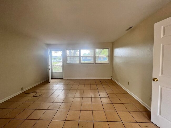 Building Photo - 3611 S Lakewood Dr