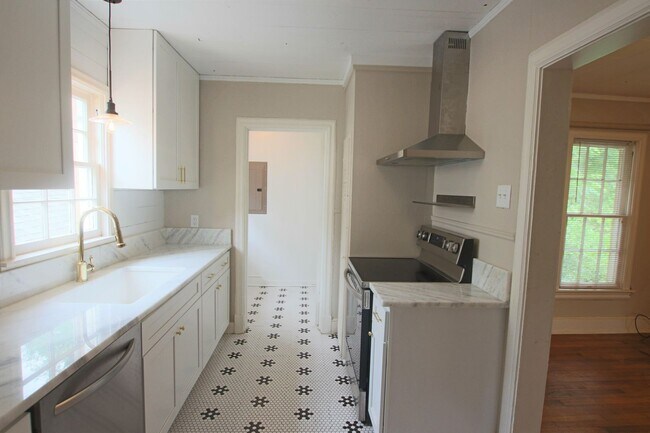 Building Photo - 130/130 1/2 Rowland Pl