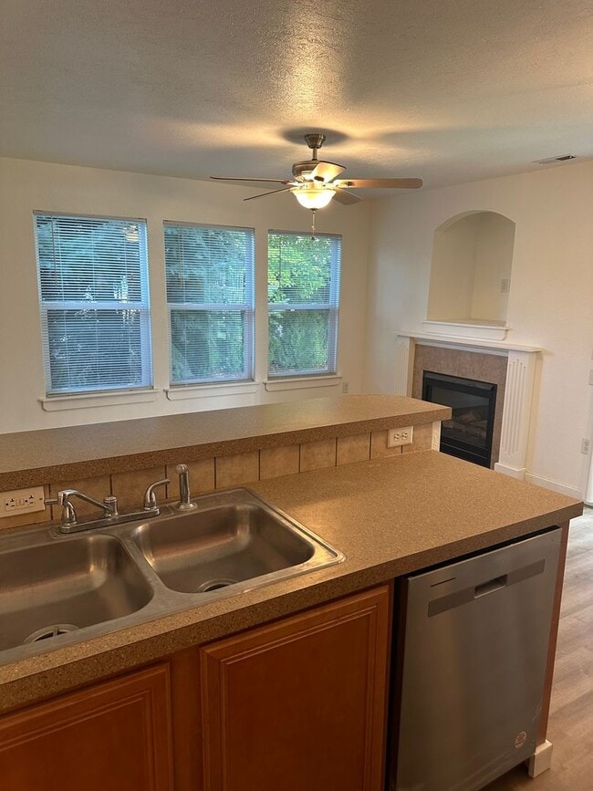 Building Photo - Cute 3 bedroom, 2 bath townhome with Community Pool in Boise