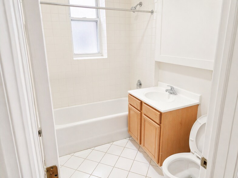 Building Photo - 2239 N Western Ave