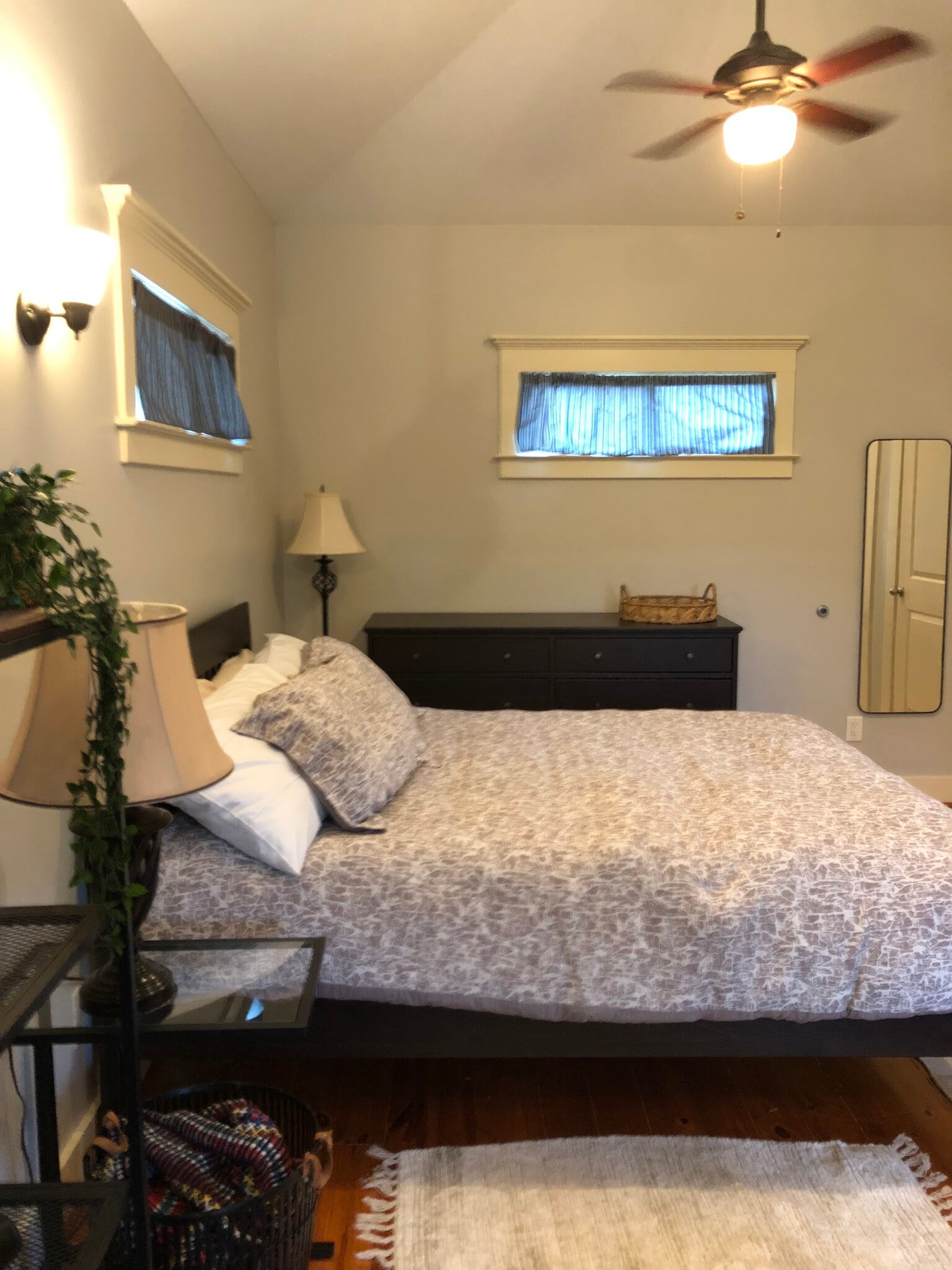 Queen bed - 606 E 12th 1/2 St