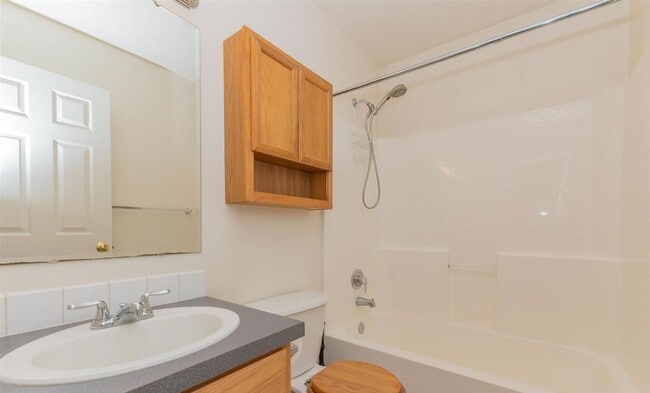 Building Photo - Welcome to this spacious 5-bedroom, 2-bathroom home in Nampa, ID