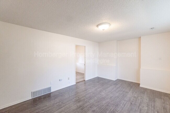 Building Photo - 10309 N Hooper Rd