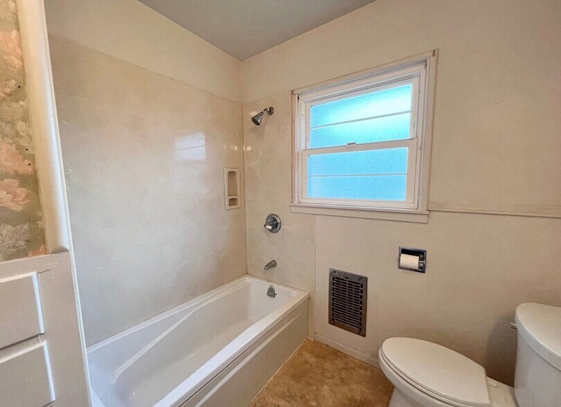 Building Photo - 15 Hillcrest Dr