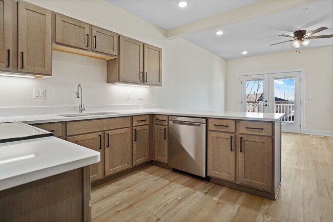 Building Photo - 3 Bed / 2.5 Bath Townhome w/Deck, Walkout Finished Basement, 9' Ceilings, Quartz Tops, Stainless ...