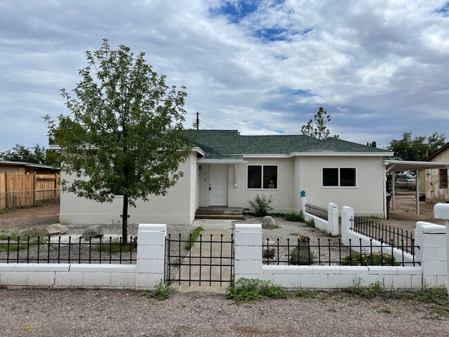 Building Photo - Cozy home with backyard!