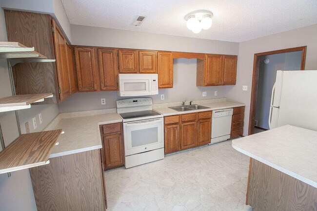 Building Photo - 2011 Bridgewater Dr