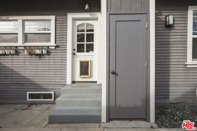 Building Photo - 512 N Windsor Blvd