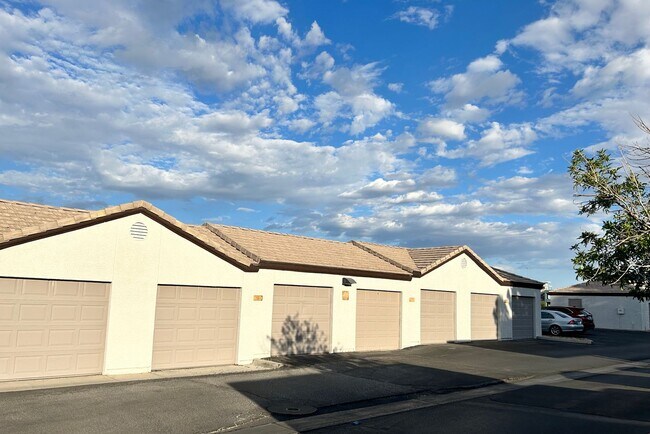 Building Photo - Charming 1 bedroom Condo with full size Ga...