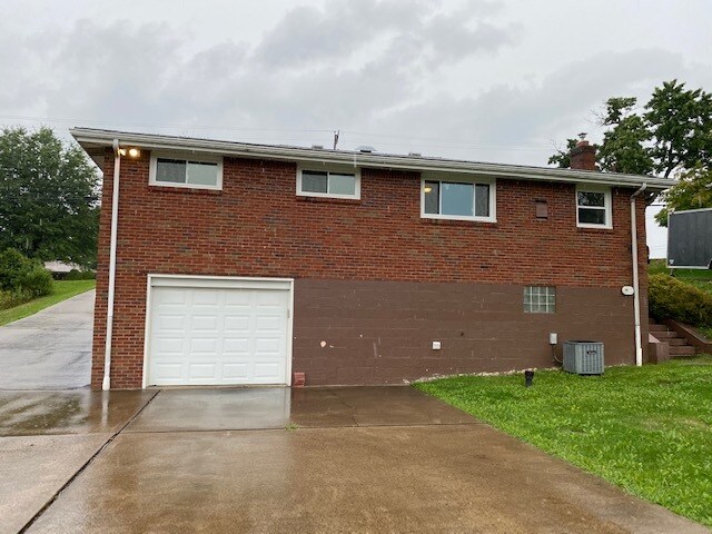Building Photo - 702 Old Clairton Rd